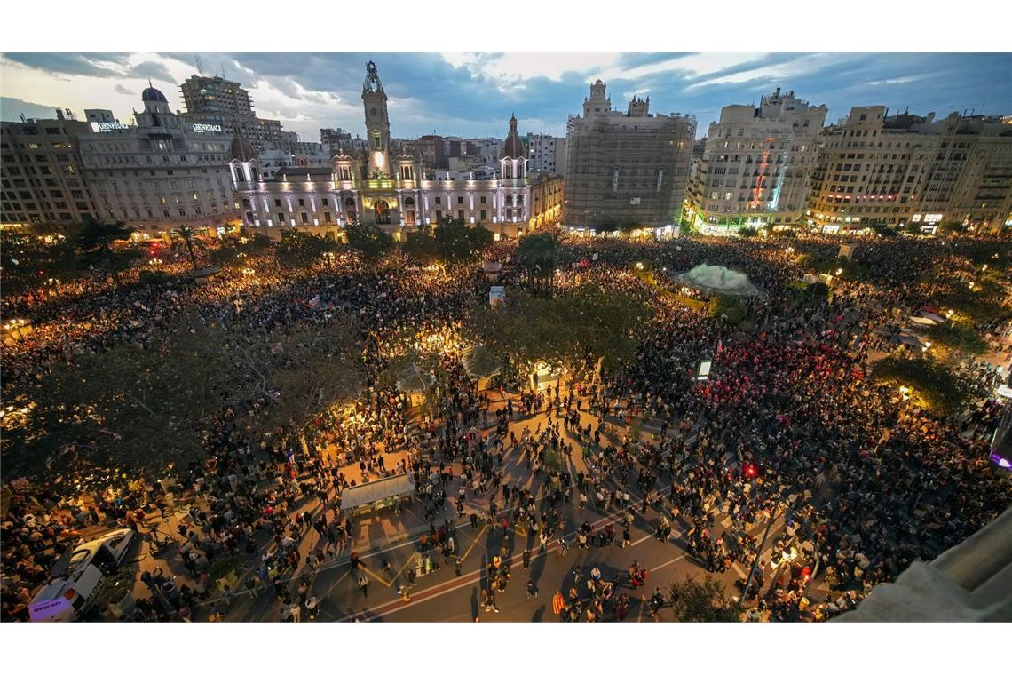 Tausende Demonstranten versammeln sich in Valencia zu einer von sozialen und zivilgesellschaftlichen Gruppen organisierten Demonstration, um den Umgang mit den jüngsten Überschwemmungen anzuprangern.