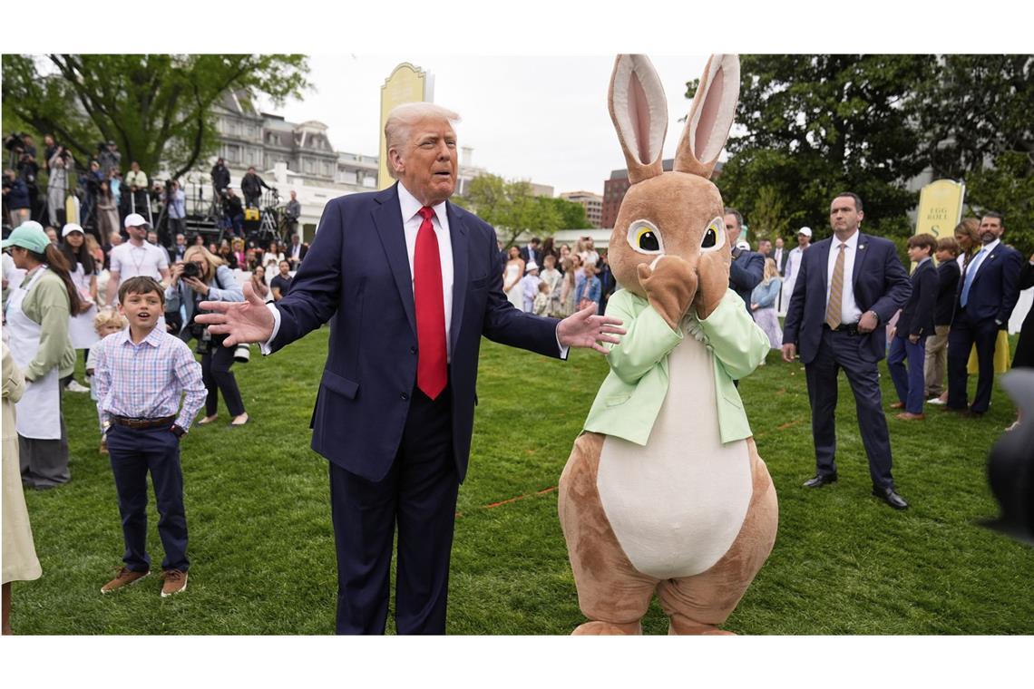 Trump tritt mit Osterhase auf - teure Eier, große Spender Tausende Kinder und ihre Eltern haben wieder im Garten des Weißen Hauses das traditionelle Fest „Easter Egg Roll“ gefeiert.