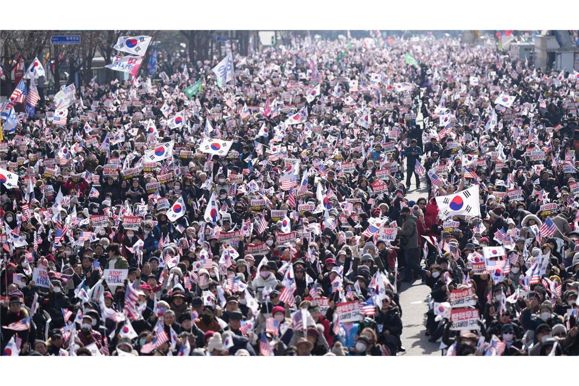 Tausende Menschen gingen in Seoul für Yoon auf die Straße.