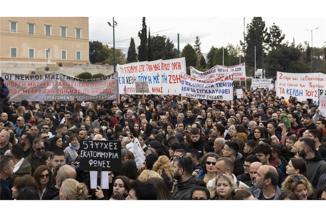 Tausende Menschen haben am Freitag vor dem griechischen Parlament demonstriert.