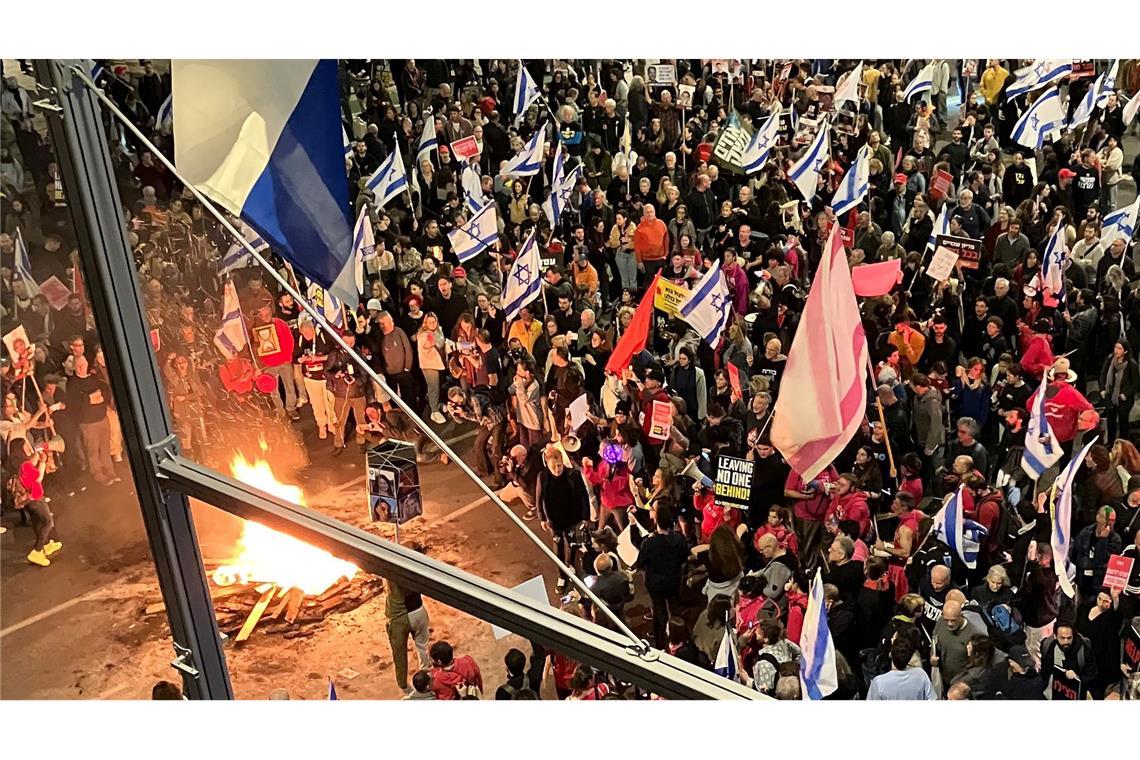 Tausende Menschen haben in Tel Aviv und anderen israelischen Städten gegen die Regierung von Ministerpräsident Netanjahu demonstriert.