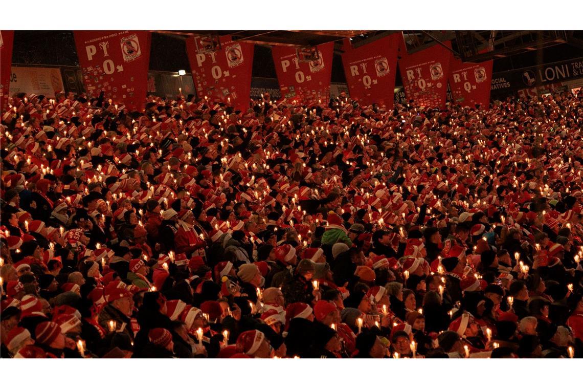 Tausende Menschen singen Weihnachtslieder beim traditionellen Weihnachtssingen des Bundesligisten 1.FC Union im Stadion in der Alten Försterei.