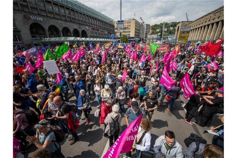 Tausende Menschen vor dem Stuttgarter Hauptbahnhof bei der Demonstration des Zivilgesellschaftlichen Bündnisses. Foto: Christoph Schmidt