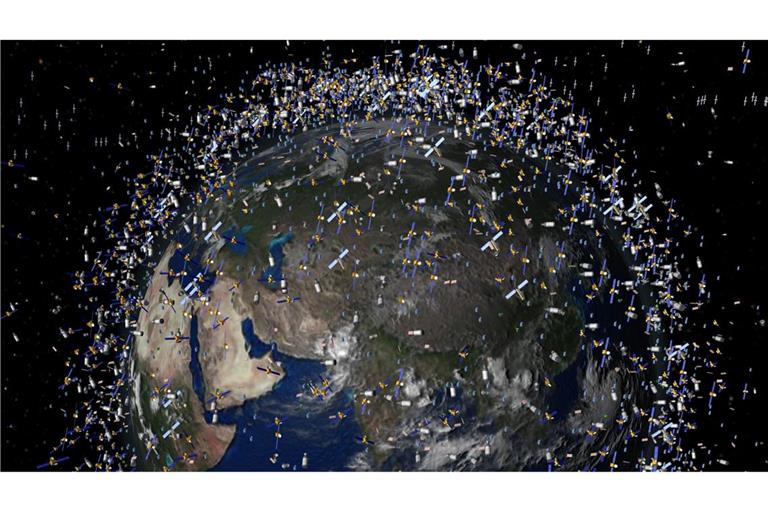 Tausende Satelliten und noch mehr Trümmerteile umfliegen die Erde - auch wenn sie eigentlich kleiner sind als auf diesem Bild.