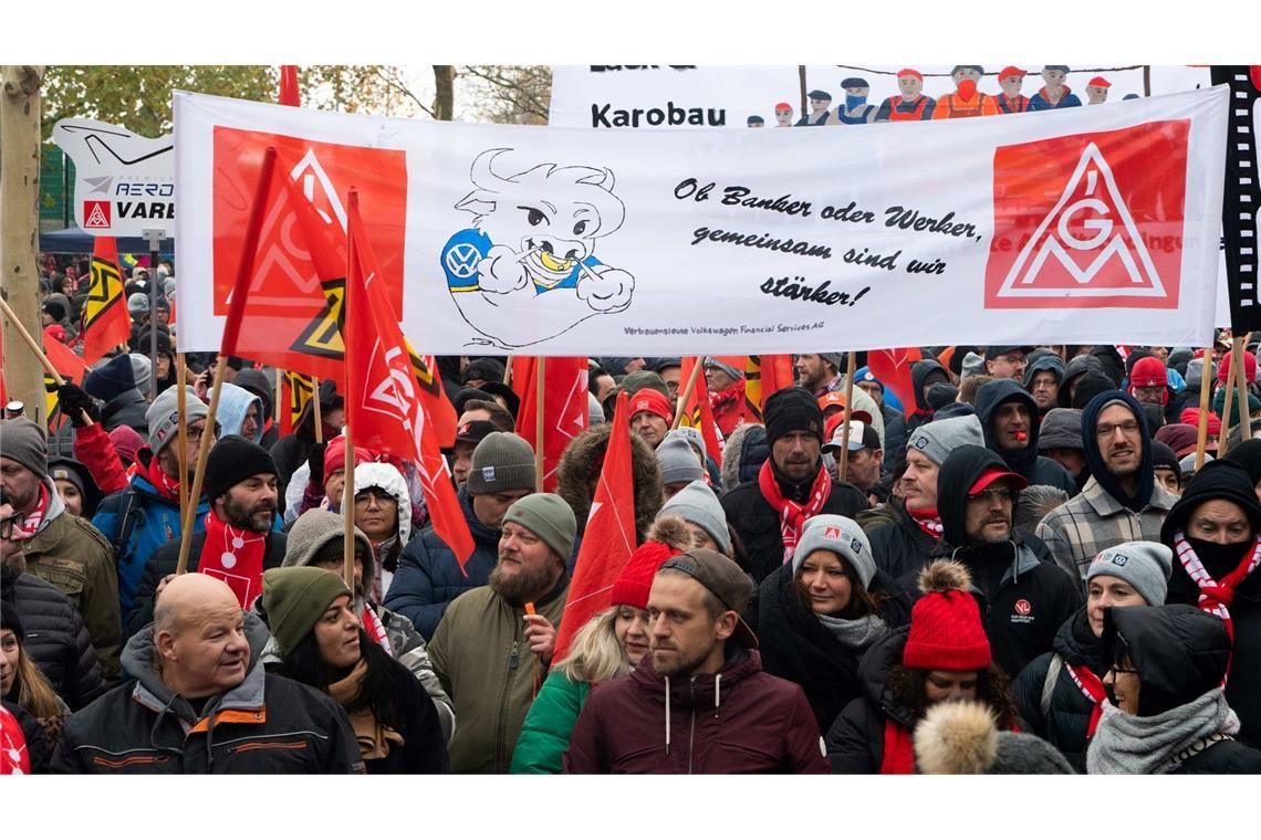 Tausende Teilnehmer demonstrieren vor dem Werk am Verhandlungsort in der Volkswagen Arena, mit anschließender Protest-Kundgebung direkt vor dem Stadion.