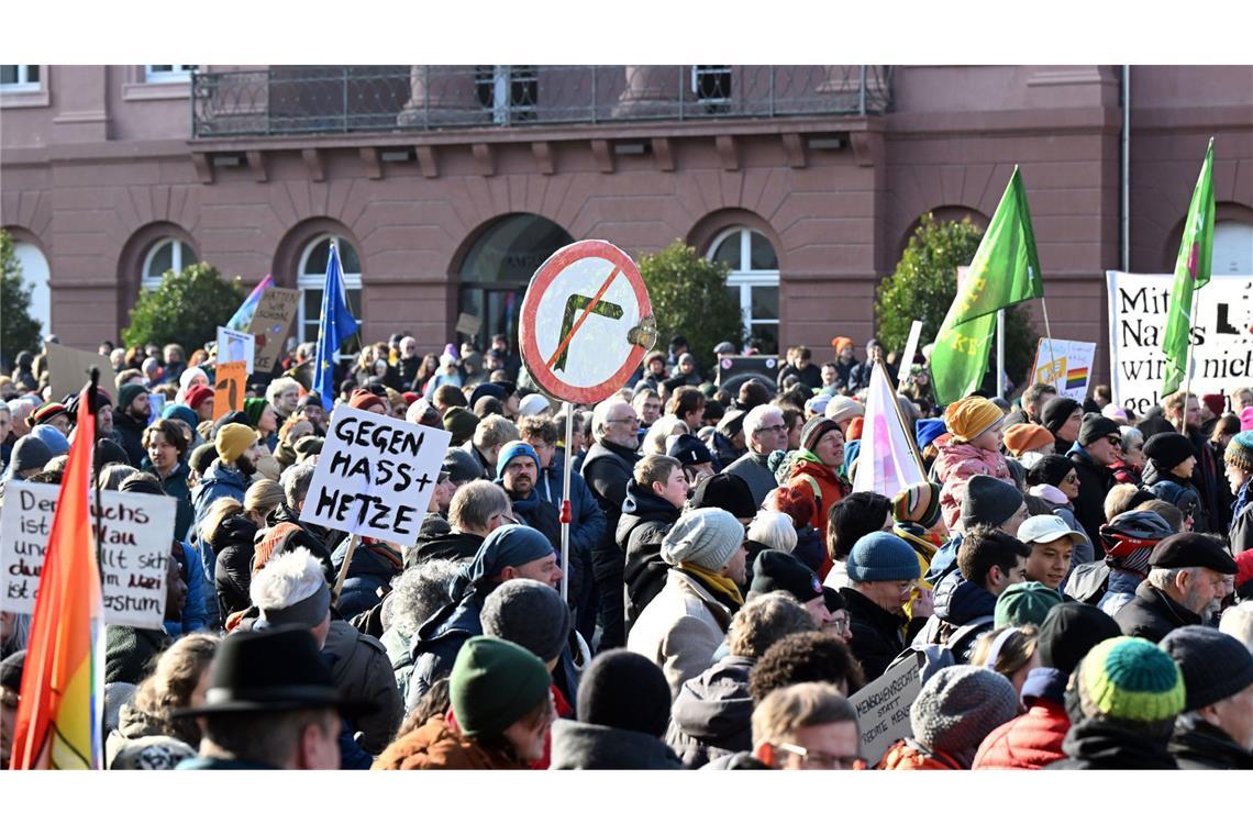 Tausende versammelten sich am Samstagmittag auf dem Karlsruher Marktplatz, um ein Zeichen zu setzen.