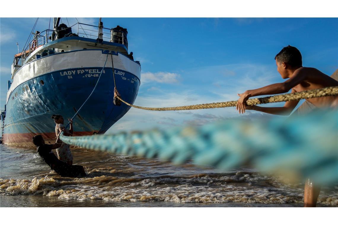 Tauziehen mit einem extra-kräftigen Gegener: Diese Kinder spielen mit den Seilen eines Schiffes, das an einem Strand in Guyana angedockt ist.