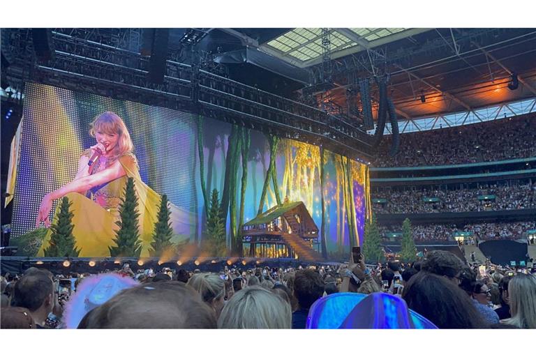 Taylor Swift bei ihrem Konzert in London im Rahmen ihrer Eras Tour.