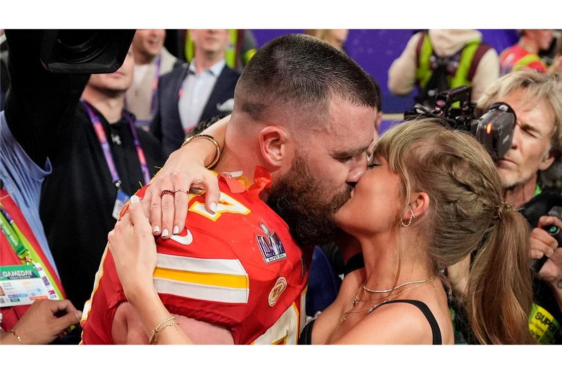 Taylor Swift küsst Travis Kelce nach dem Sieg beim Super Bowl.