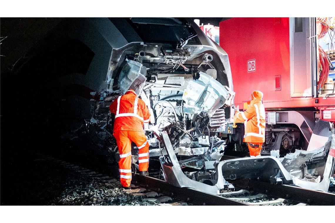 Techniker der Bahn arbeiten nach einem Zugunglück an einem beschädigten ICE in Hamburg.