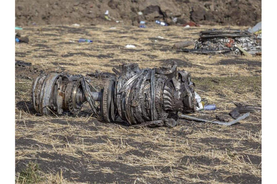Boeing-Chef Muilenburg stürzt über 737-Max-Debakel Teile der Boeing 737 Max 8 der Ethiopian Airlines an der Absturzstelle in der Nähe von Bishoftu, südlich von Addis Abeba. Foto: Mulugeta Ayene/AP/dpa