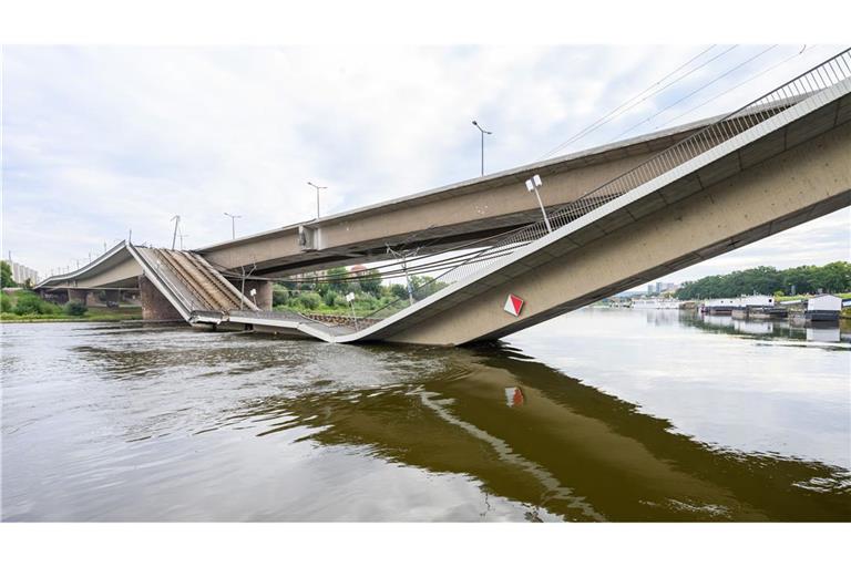 Teile der Dresdner Carolabrücke über der Elbe sind eingestürzt, dahinter ist die Staatskanzlei zu sehen.