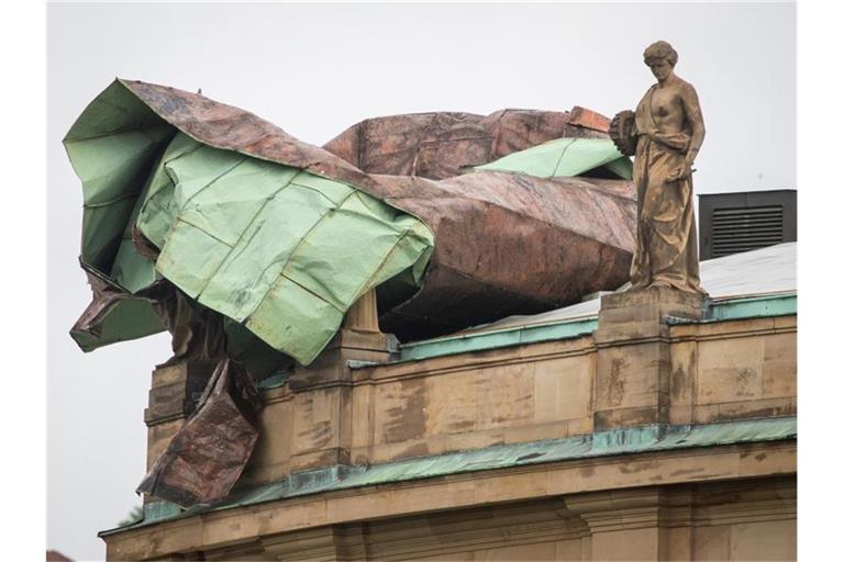 Teile des Dachs des Opernhauses sind von einem Unwetter stark beschädigt worden. Foto: Christoph Schmidt/dpa/archivbild