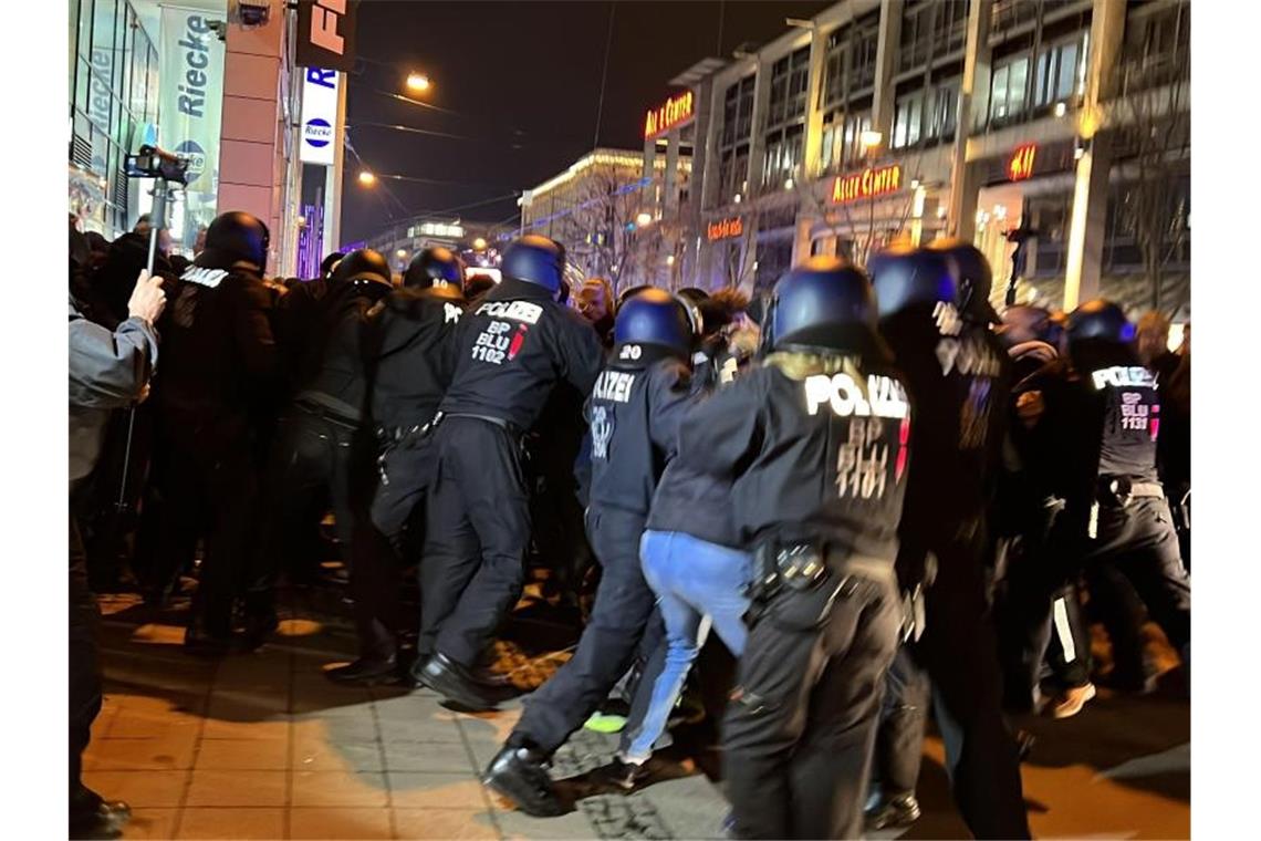 Zehntausende demonstrieren wieder wegen Corona-Maßnahmen Teilnehmende einer Demonstration gegen die Corona-Maßnahmen und Polizisten stehen sich in der Innenstadt gegenüber. Foto: Thomas Schulz/dpa-Zentralbild/dpa
