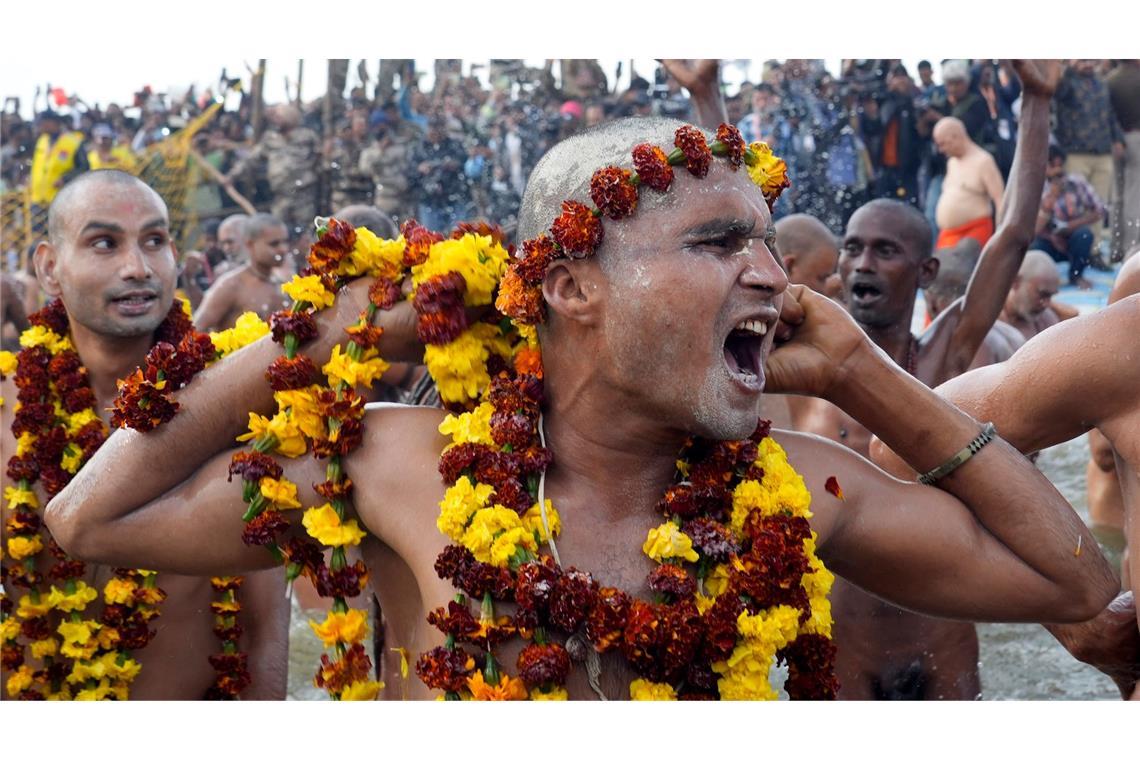 Teilnehmer beim Hindu-Fest Maha Kumbh Mela in Indien - heilige Männer beim heiligen Bad am heiligen Ort.