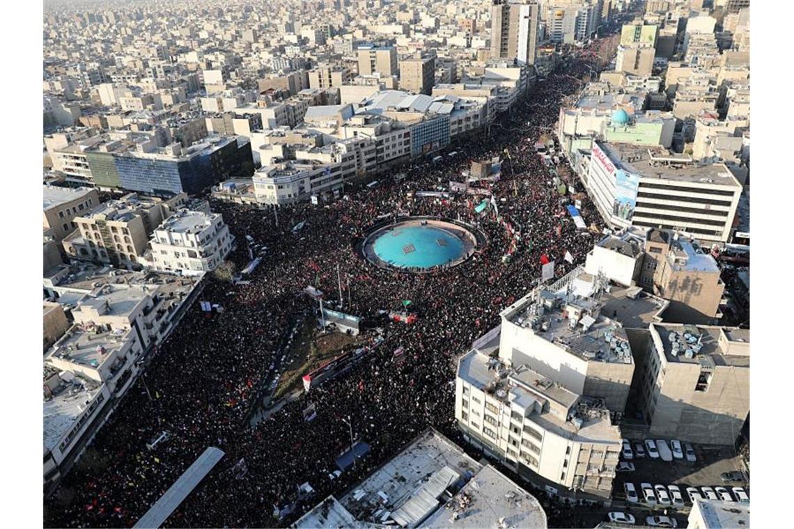 Millionen bei Trauerfeiern für getöteten General in Teheran Teilnehmer des Trauerzugs füllen eine zentrale Straße in Teheran. Foto: -/Office of the Iranian Supreme Leader/dpa