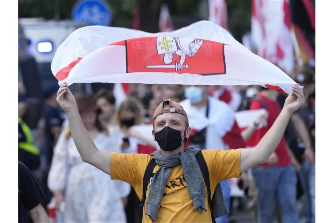 Belarus: Opposition kämpft, Lukaschenko droht Teilnehmer einer Demonstration gegen die belarussische Regierung in Warschau. Foto: Czarek Sokolowski/AP/dpa