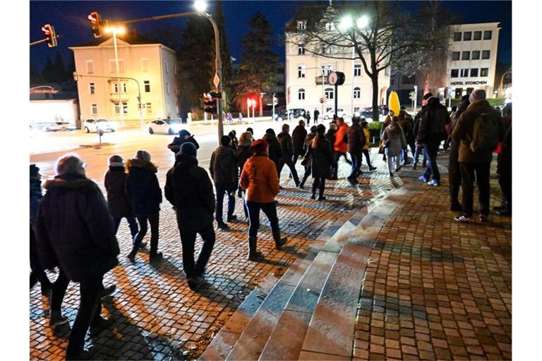 Teilnehmer einer Demonstration gegen die Corona-Maßnahmen gehen durch Ravensburg. Foto: Felix Kästle/dpa/Symbolbild