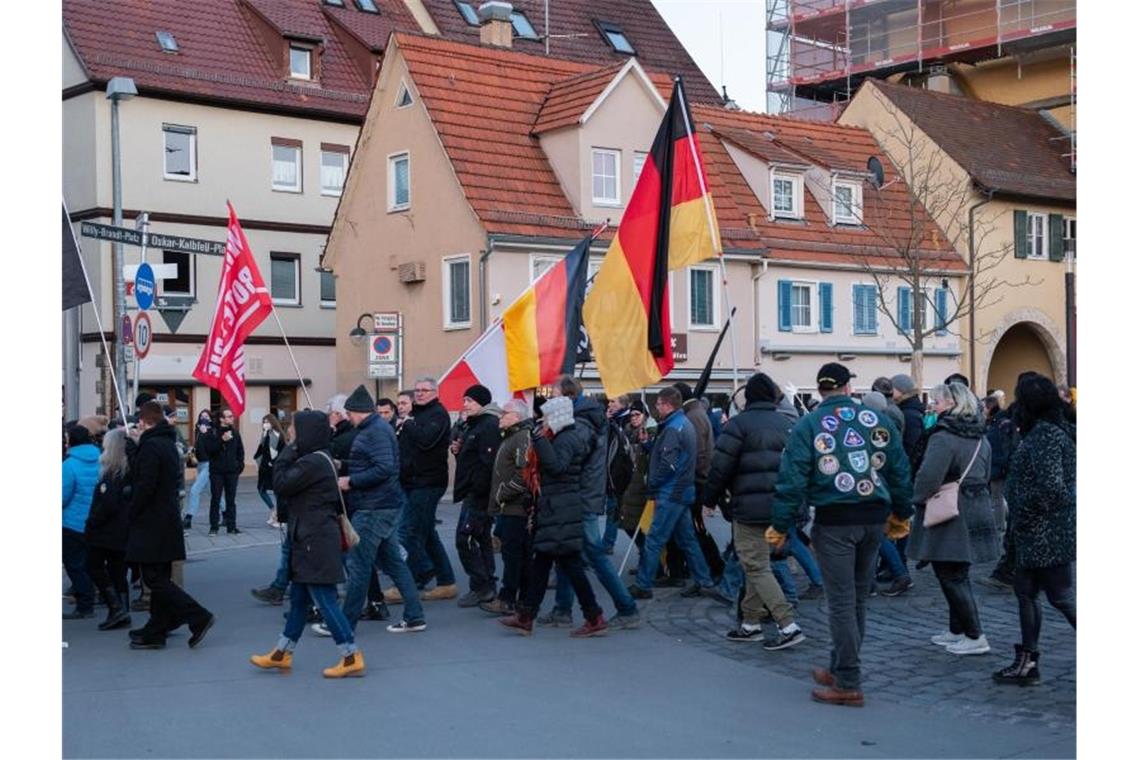Erneut demonstrieren Tausende gegen Corona-Maßnahmen Teilnehmer einer Demonstration gegen die Corona-Maßnahmen gehen durch Reutlingen. Foto: Silas Stein/dpa