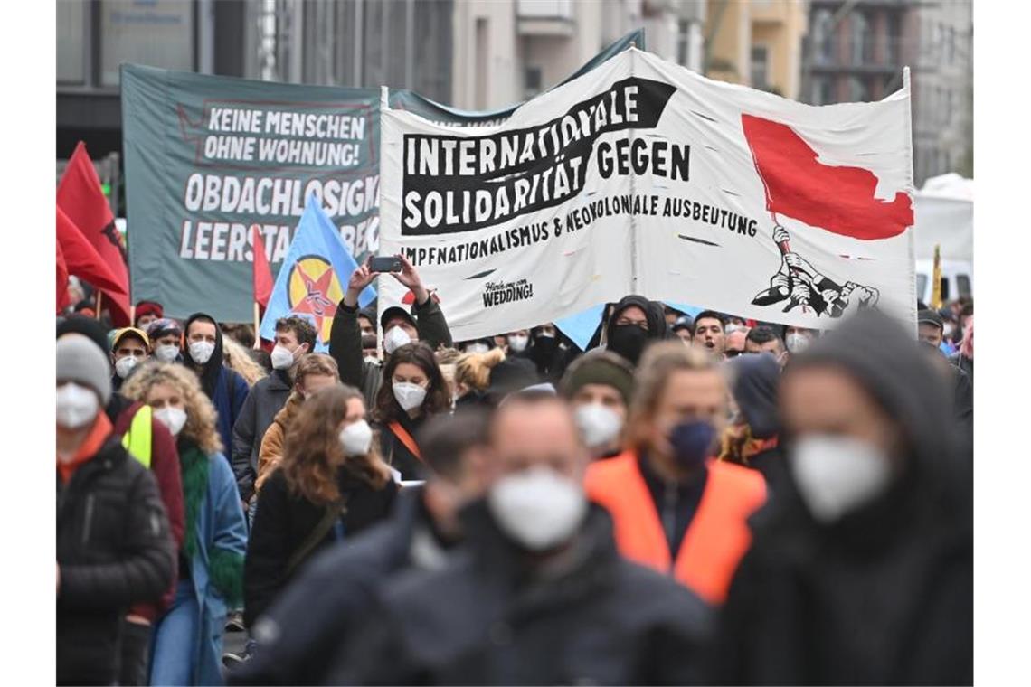 Berlin vor dem 1. Mai - Friedlicher Protest im Wedding Teilnehmer einer Demonstration linker und linksradikaler Gruppen mit dem Titel „Von der Krise zur Enteignung“ unterwegs im Wedding. Foto: Bernd Von Jutrczenka/dpa