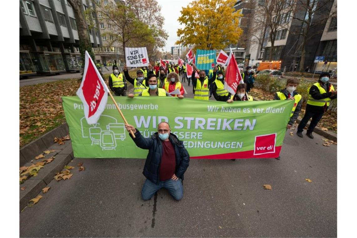 Teilnehmer einer Demonstration zu einem Streik im privaten Omnibusgewerbe halten ein Transparent. Foto: Marijan Murat/dpa