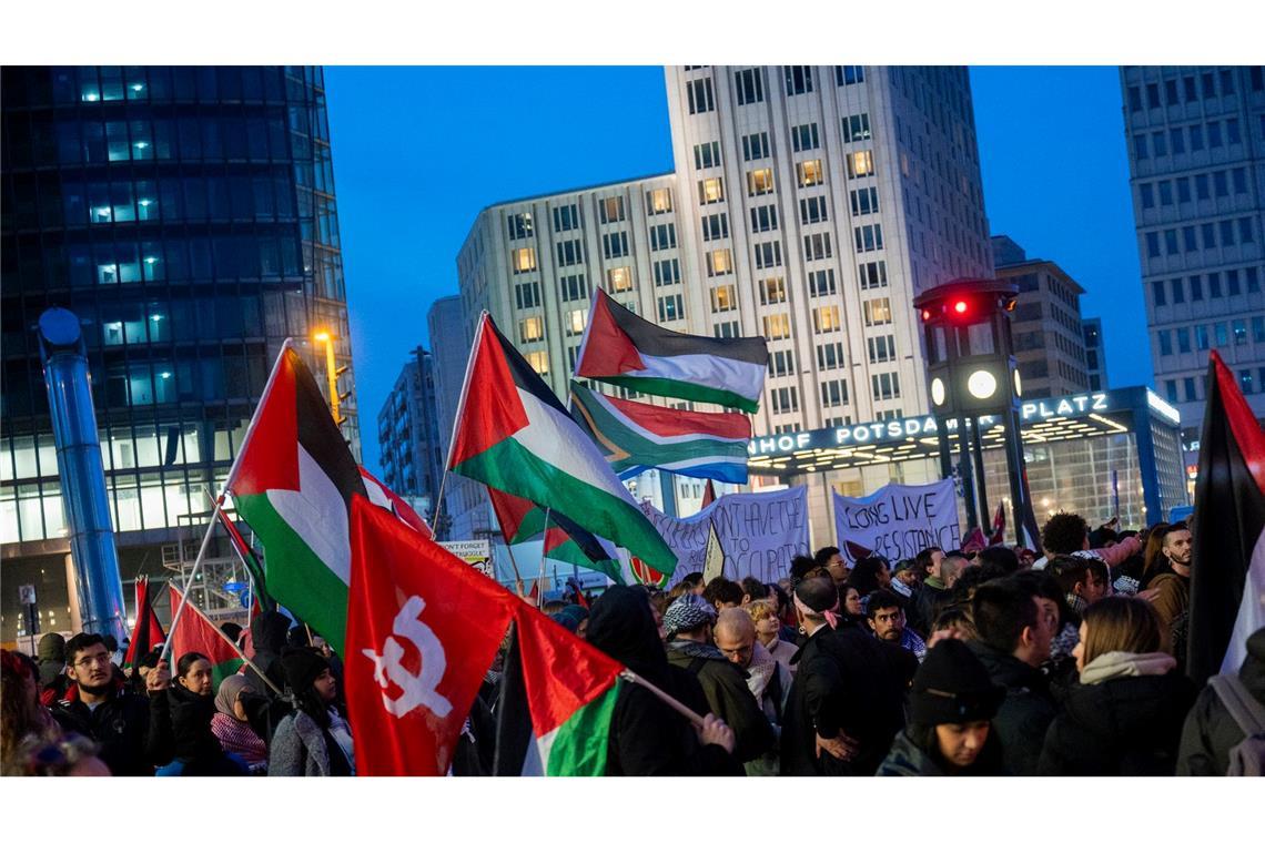 Teilnehmer einer pro-Palästina Demonstration stehen auf dem Potsdamer Platz in Berlin.
