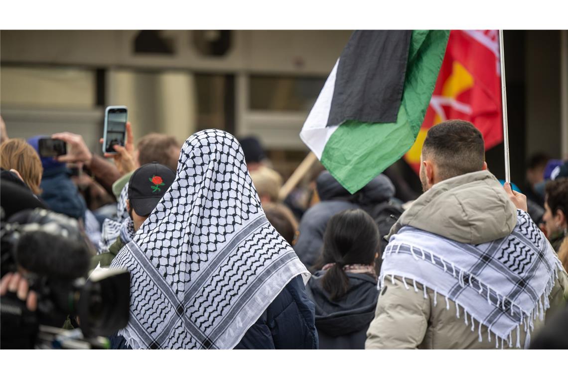 Teilnehmer einer  propalästinensischen Kundgebung in Berlin.