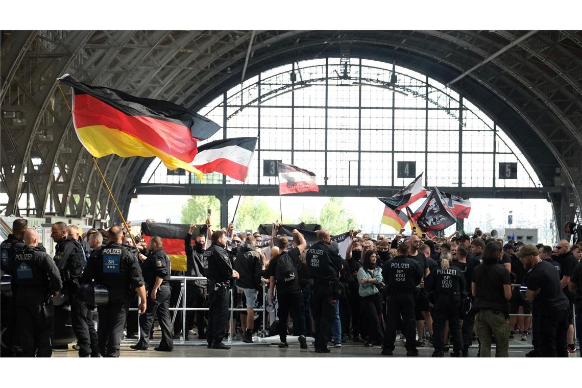 Teilnehmer einer rechtsextreme Demonstration gegen CSD Leipzig