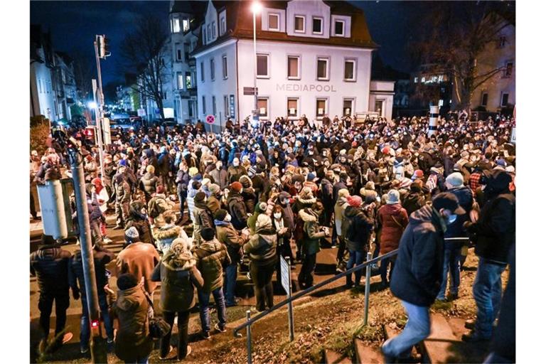 Teilnehmer gehen bei einem Protest gegen die Corona-Maßnahmen durch die Innenstadt. Foto: Felix Kästle/dpa