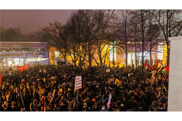 Teilnehmer  protestierten vor dem Bürgerhaus Zähringen gegen eine Veranstaltung der AfD.