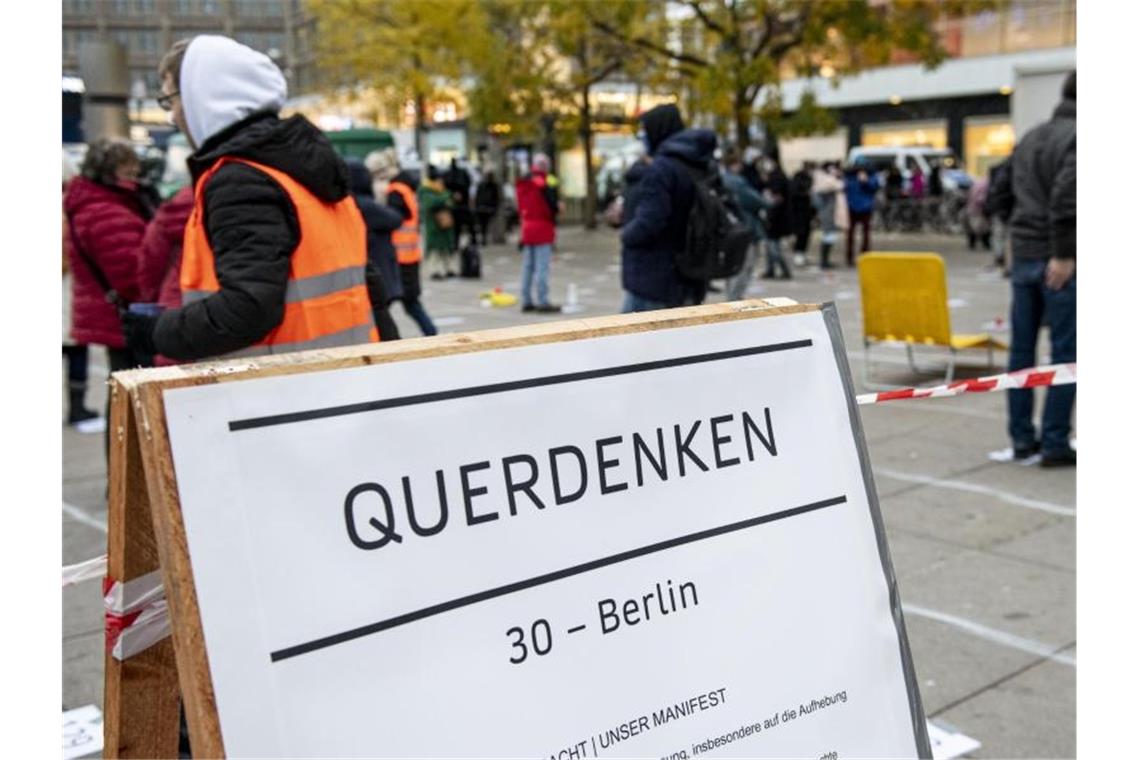 Bundesverfassungsschutz beobachtet Teile der Querdenker Teilnehmer stehen auf bei einer „Querdenker“-Demo gegen die Corona-Einschränkungen auf dem Alexanderplatz in Berlin (Archiv). Foto: Fabian Sommer/dpa