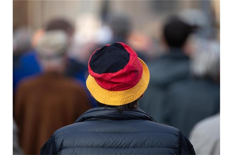 Teilnehmer stehen bei einer Kundgebung der islam- und ausländerfeindlichen Pegida-Bewegung auf dem Neumarkt in Dresden. Foto: Sebastian Kahnert/dpa-Zentralbild/dpa