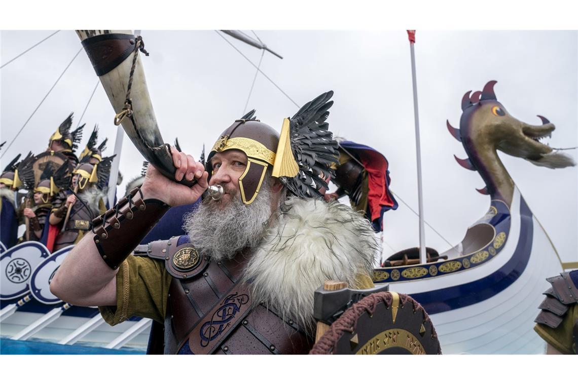 Teilnehmer ziehen während des Up Helly Aa-Festivals durch Lerwick auf den Shetland-Inseln. Das in den 1880er Jahren ins Leben gerufene Fest feiert das nordische Erbe der Shetlandinseln.