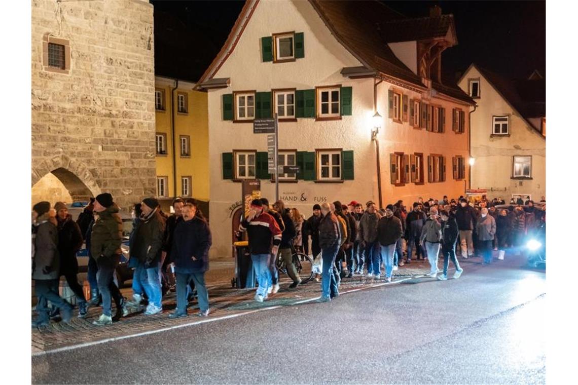 Teilnehmern einer Demonstration gegen die Corona-Maßnahmen laufen durch Rottweil. Foto: Silas Stein/dpa