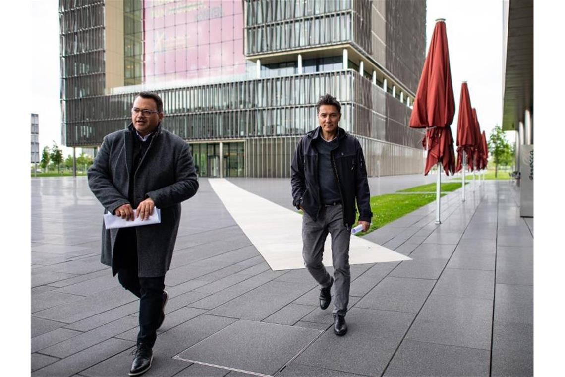 Arbeitnehmer dringen bei Thyssenkrupp auf Klarheit Tekin Nasikkol, Gesamtbetriebsratsvorsitzender der Stahlsparte von Thyssenkrupp und Oliver Burkhard, Vorstand Personal und Arbeitsdirektor der Thyssenkrupp AG. Foto: Guido Kirchner