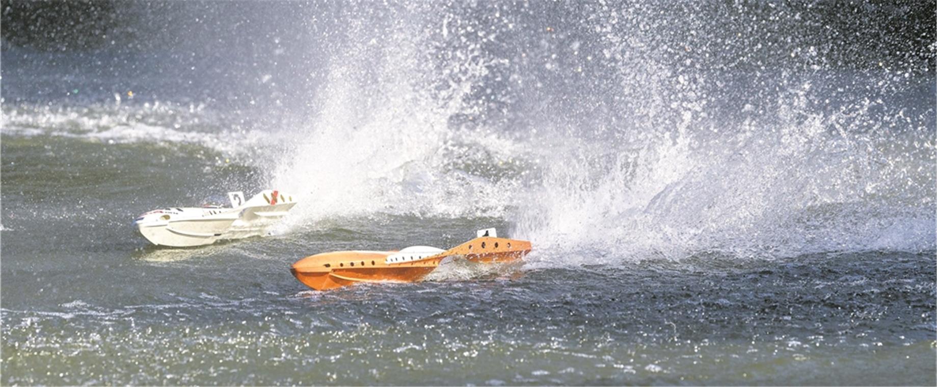 Tour de Landschaft auf gut Schwäbisch Tempo, dass das Wasser nur so spritzt: Die Modellboot-Regatta auf dem Fornsbacher Waldsee bietet den Besuchern spektakuläre Anblicke. Fotos: J. Fiedler (2), A. Becher (1)