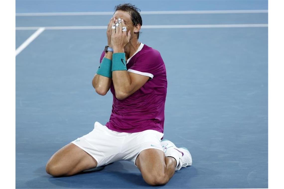 „Tennis-Geschichte“: Nadal feiert 21. Grand-Slam-Titel Tennis-Ass Rafael Nadal feiert seinen 21. Grand-Slam-Titel. Foto: Hamish Blair/AP/dpa