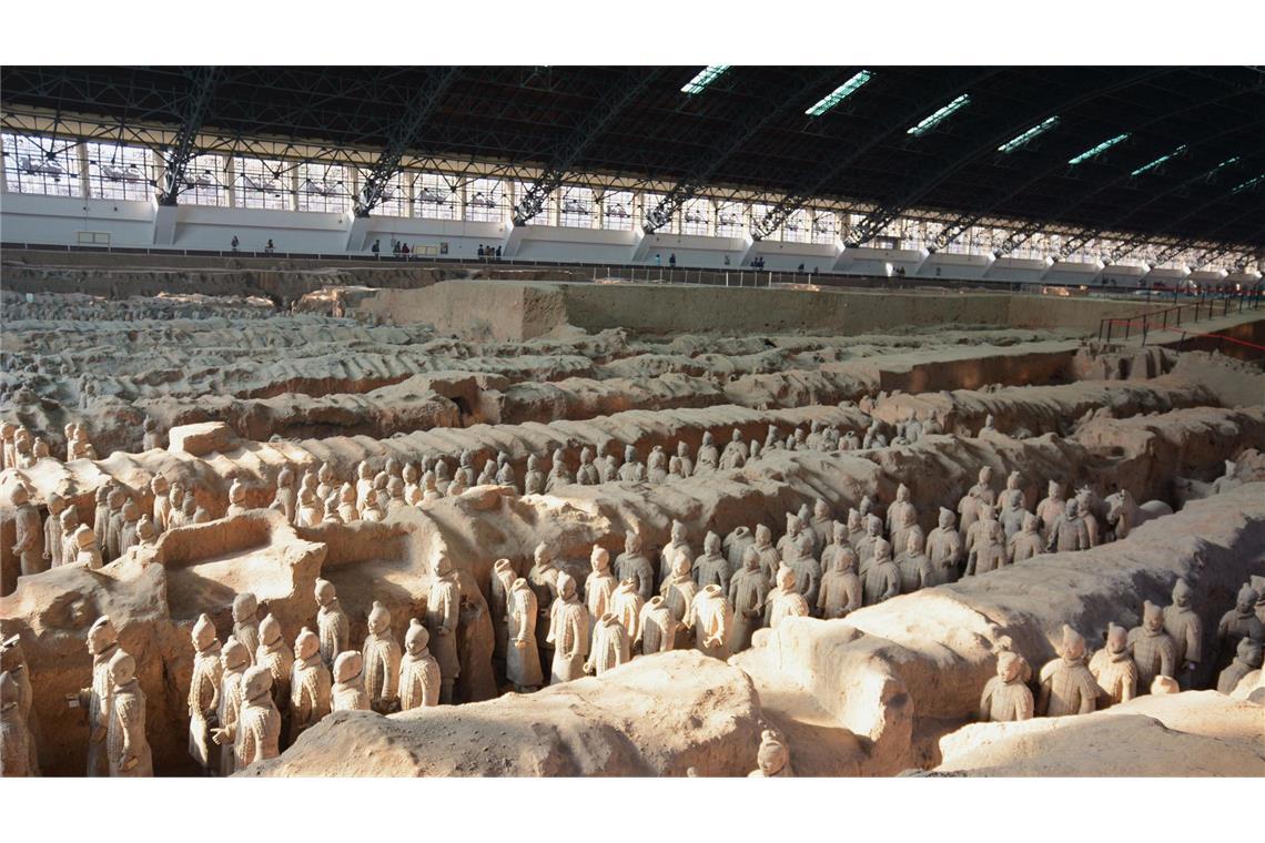 Terrakotta-Soldaten stehen im Museum im chinesischen Shaanxi. 1979 wurde das Museum der Terrakotta-Armee für die Öffentlichkeit eröffnet.