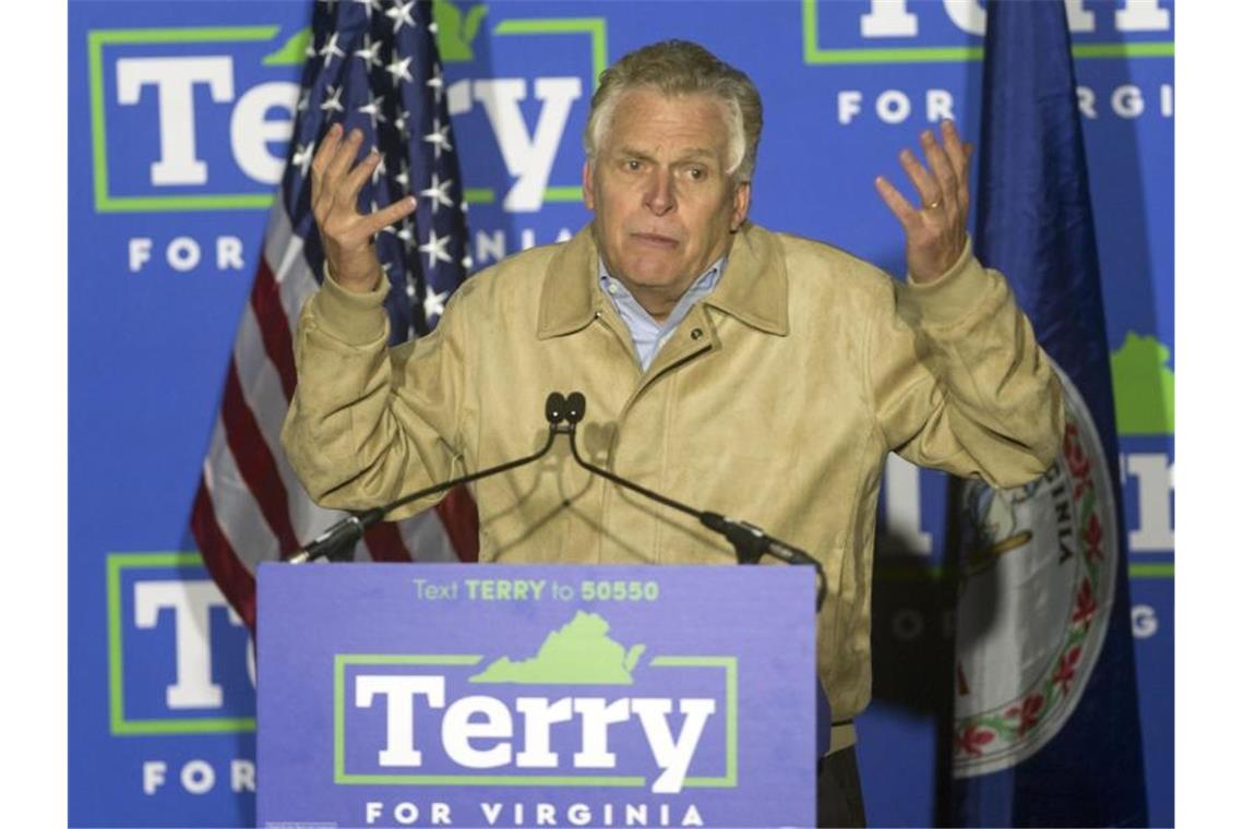 Schlappe für Biden - Republikaner gewinnt in Virginia Terry McAuliffe, demokratische Kandidat für die Gouverneurswahl in Virginia, gestikuliert bei einer Wahlkampfveranstaltung am Vorabend der Wahl. Foto: Brian Cahn/ZUMA Press Wire/dpa