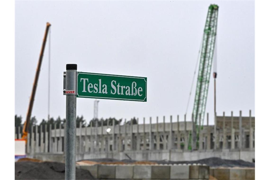 Bund erlaubt Tesla erste Arbeiten für neue Batteriefabrik Tesla baut in Grünheide eine Elektroautofabrik. Die Produktion soll im Juli beginnen. Foto: Patrick Pleul/dpa-Zentralbild/dpa