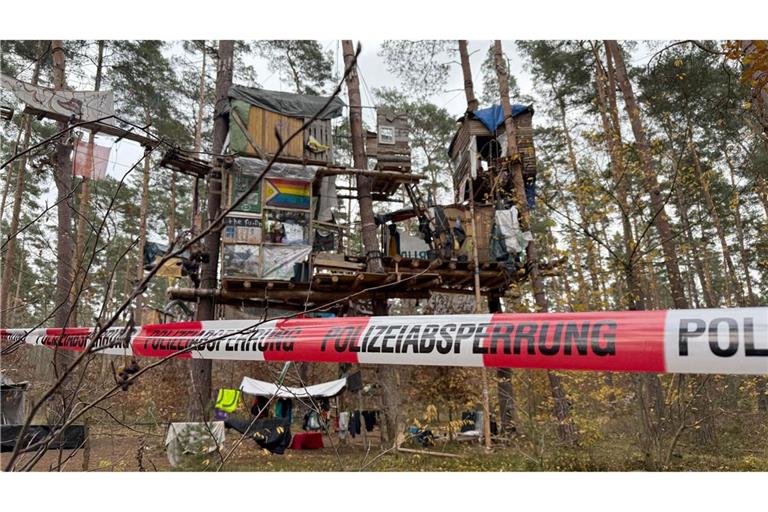 Tesla-Gegner müssen für eine Kampfmittelsondierung einen Teil ihres Protestcamps im Wald verlassen. Die Polizei ist im Einsatz.