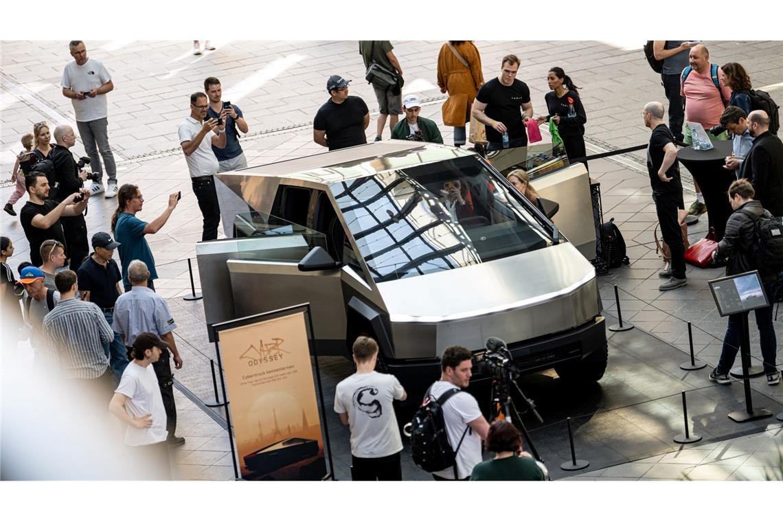 Teslas Cybertruck in der Mall of Berlin. Das Fahrzeug wird ab dieser Woche bis zum 7. Juli an über 100 Standorten in 20 Ländern zu sehen sein.