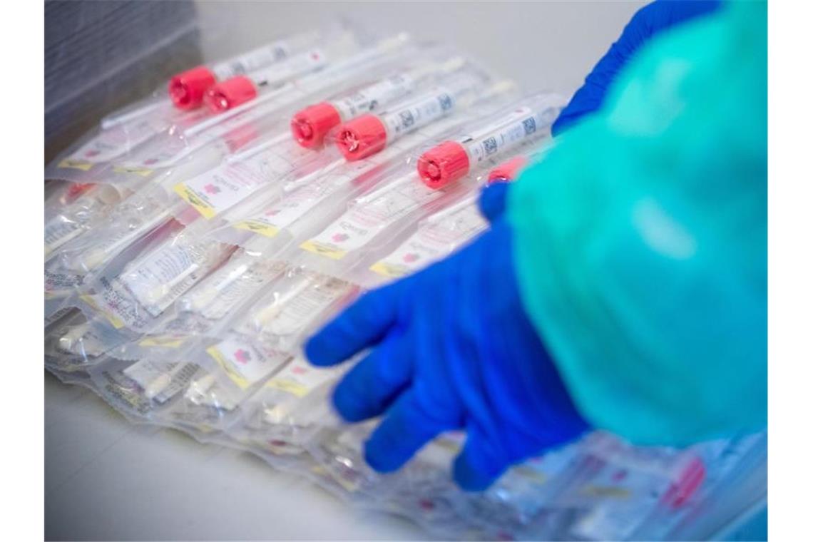 Kleinstadt Schrozberg mit 1000er-Inzidenz Testsets mit Abstrichstäbchen liegen in einem Testzentrum für Corona-Verdachtsfälle. Foto: Jens Büttner/dpa-Zentralbild/dpa/Symbolbild