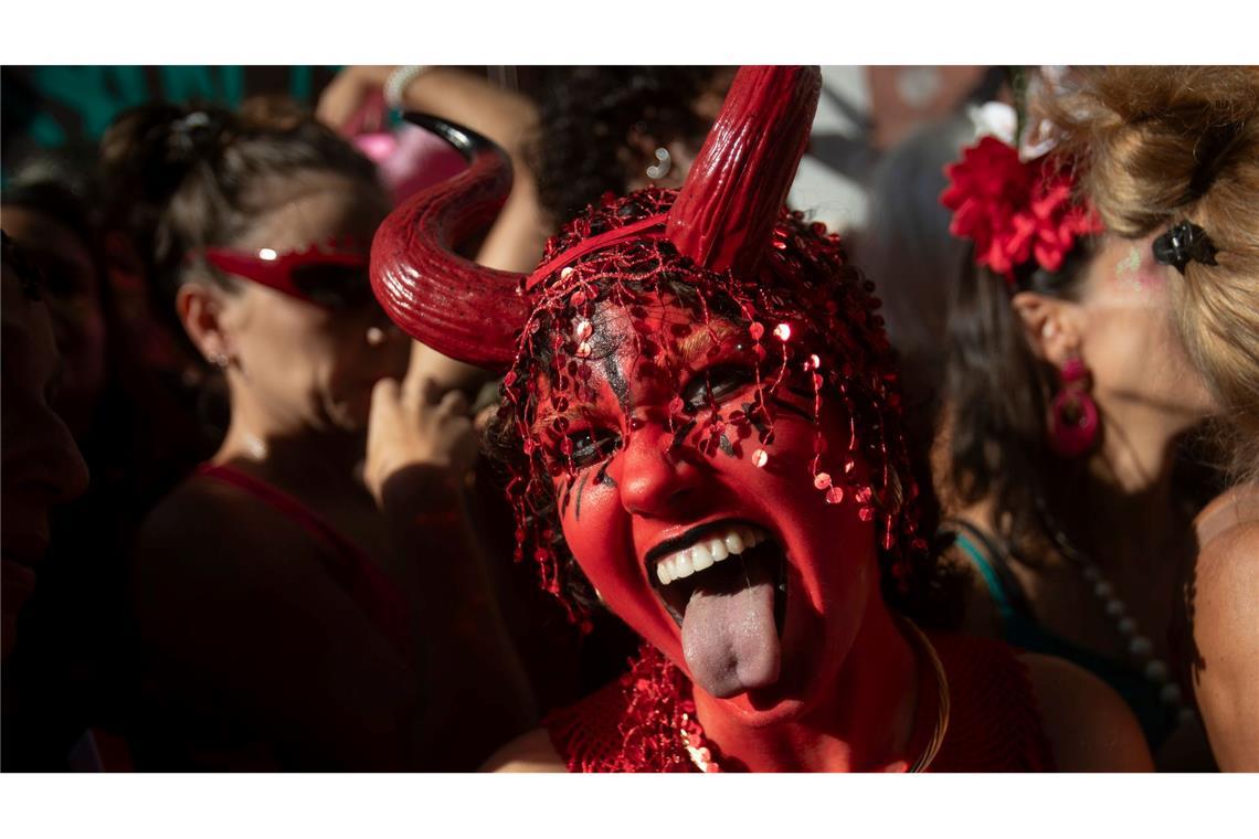 Teufel im Leib: Eine als Teufel verkleidete Feiernde streckt ihre Zunge während des Straßenfestes "Ceu na Terra" ("Himmel auf Erden") vor dem Karneval in Rio de Janeiro heraus.