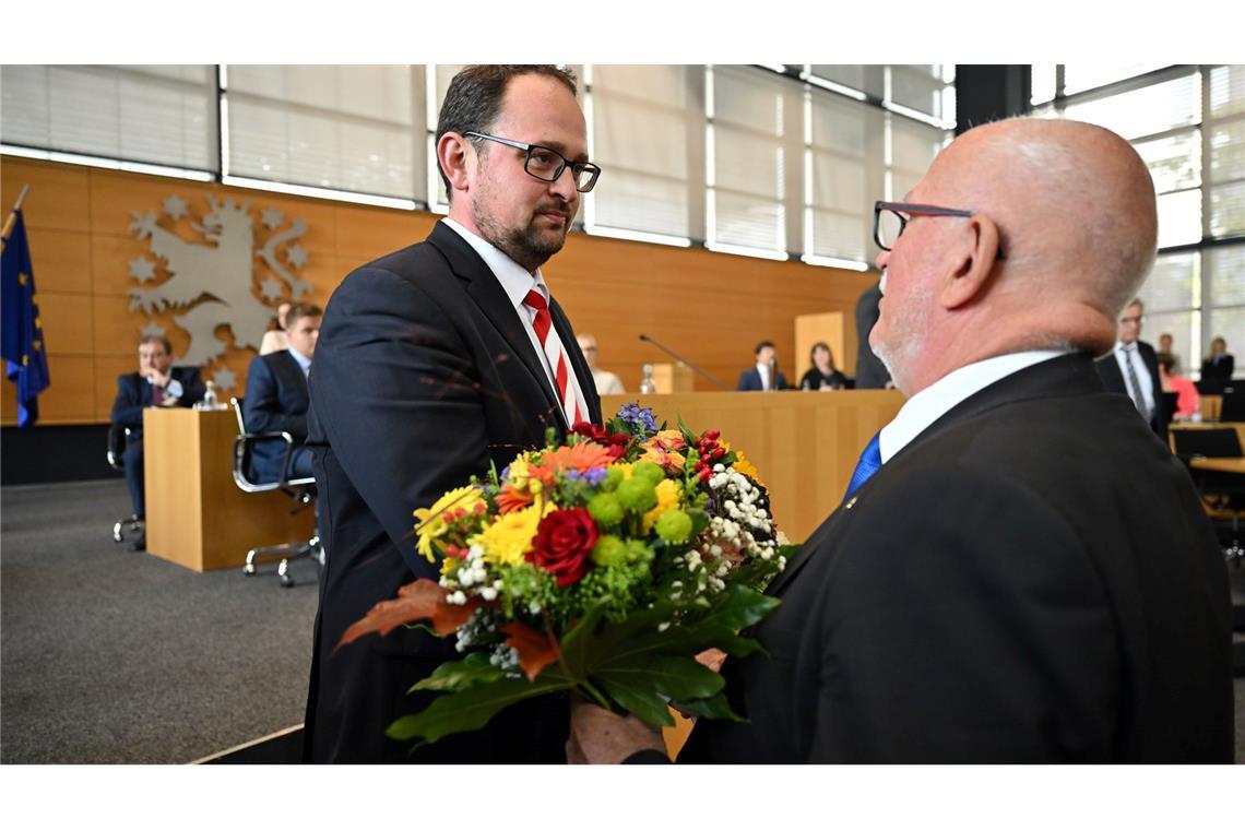 Thadäus König (CDU) ist neuer Landtagspräsident in Thüringen. Der massiv in die Kritik geratene Alterspräsident Jürgen Treutler (AfD) gratulierte ihm.