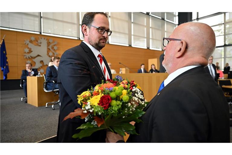 Thadäus König (CDU) ist neuer Landtagspräsident in Thüringen. Der massiv in die Kritik geratene Alterspräsident Jürgen Treutler (AfD) gratulierte ihm.