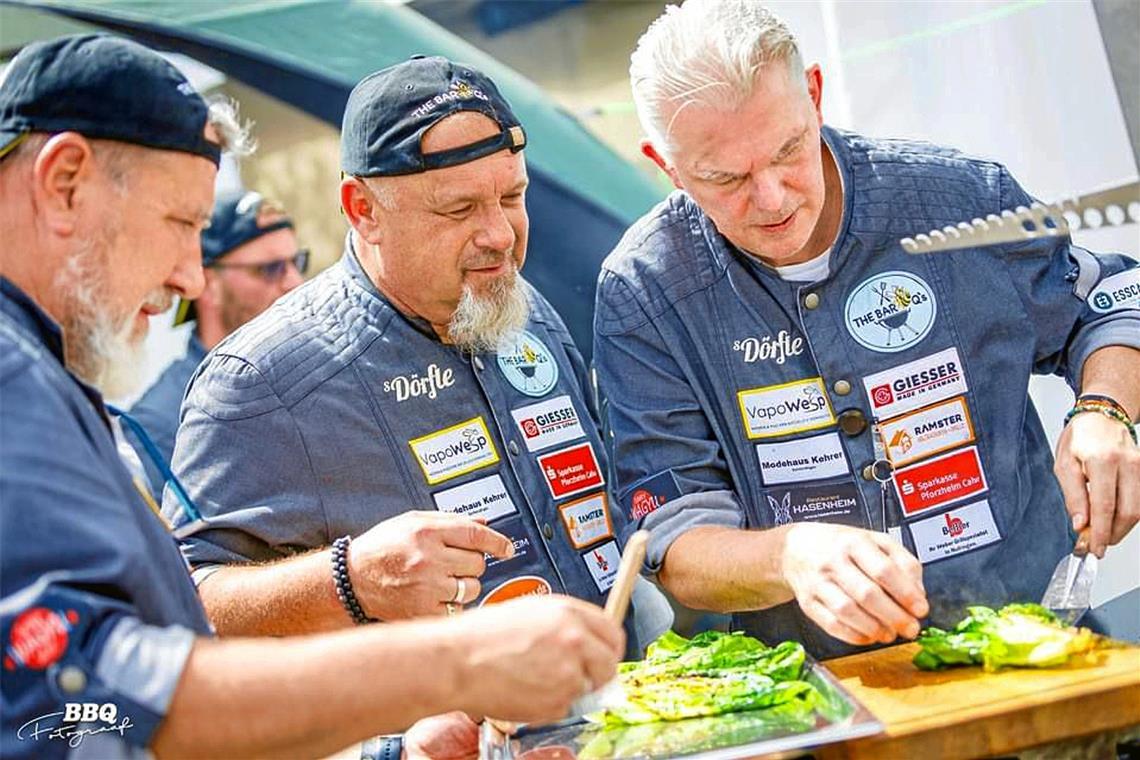 The Barbeeq’s in Aktion beim Grillevent im Dörfle von Andrea Berg in Aspach. Foto: The Barbeeq’s