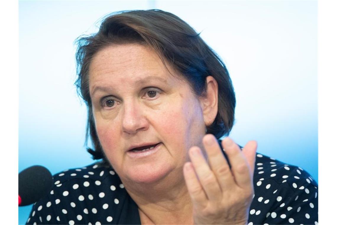 Theresa Schopper (Bündnis 90/Die Grünen), Kultusministerin von Baden-Württemberg, gestikuliert. Foto: Bernd Weißbrod/dpa