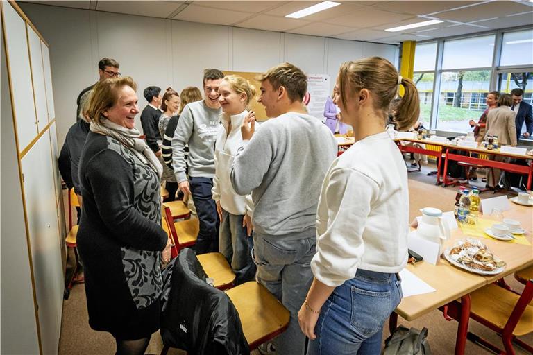 Theresa Schopper mit den Bize-Schülersprechern Luis Bachmann, Leonie Kleber, Miko Wist und Mira Mayer (von links). Foto: Alexander Becher