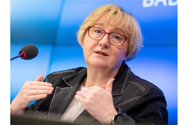 Theresia Bauer spricht bei einer Pressekonferenz. Foto: Christoph Schmidt/dpa